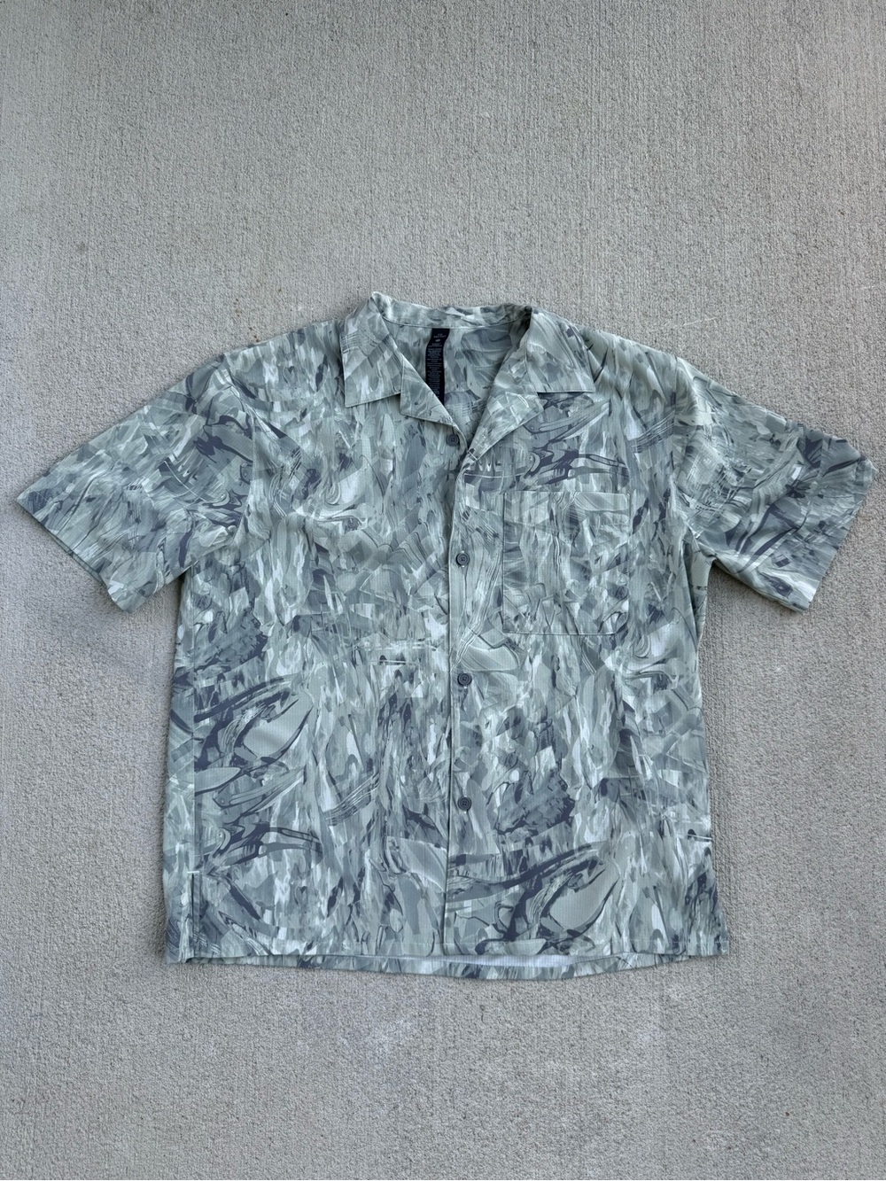 Lululemon Airing Easy Camp Collar Button Up Shirt Men’s Large Green Spray Leaf